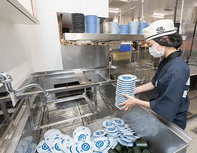 皿洗いロボットに流されるお皿の様子