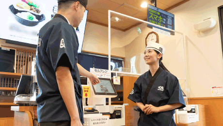 レジの確認をする店長と新人スタッフ